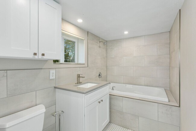 Building Photo - 2 bd 1 bath Apartment-entire bottom floor