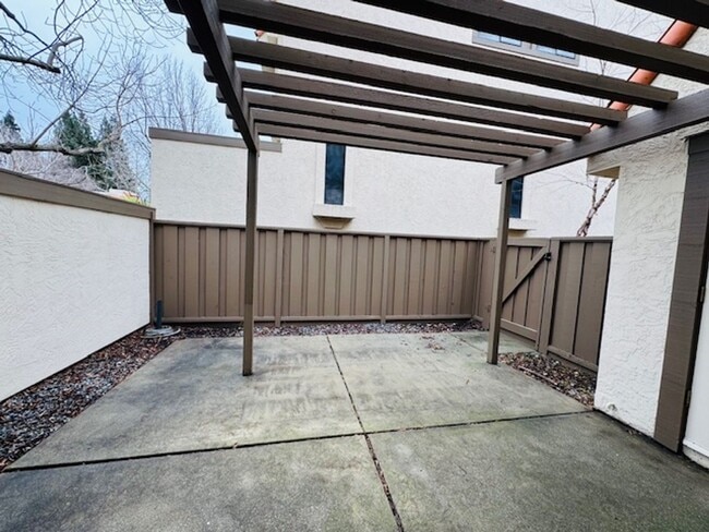 Building Photo - Wonderful 3 bedroom townhome in Main Chance Estates