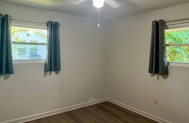 Building Photo - Port Allen-Great Location near historic downtown with new finishings!