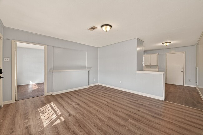 Building Photo - Affordable 4-Bedroom 2-Bathroom Convenient South Houston Home Near Medical Center & City Access