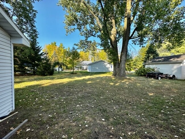 Building Photo - 2202 Sunny Ln