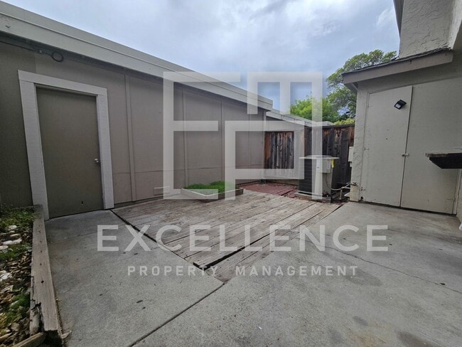 Building Photo - 3/1.5 Townhouse, 2 Car Garage, One Pet Neg...