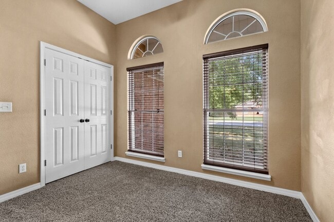 Building Photo - Bright & Beautiful 4 Bedroom Home with Fenced Yard and Modern Upgrades!