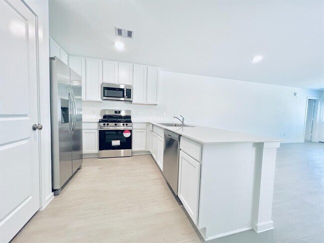 Building Photo - 3027 Mallorca Dr