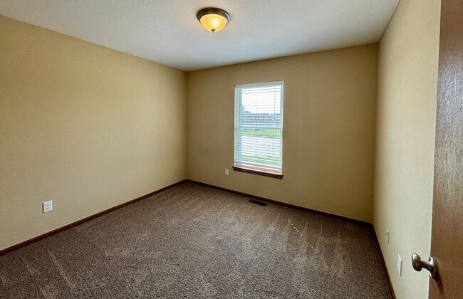 Building Photo - Live Comfortably on the East Side – Spacious 4 Bed / 2.5 Bath Duplex with Backyard & Garage