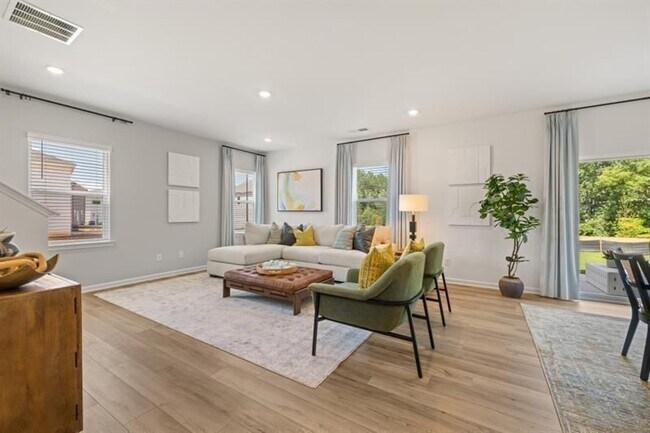 Building Photo - 465 Madison Lakeview Dr