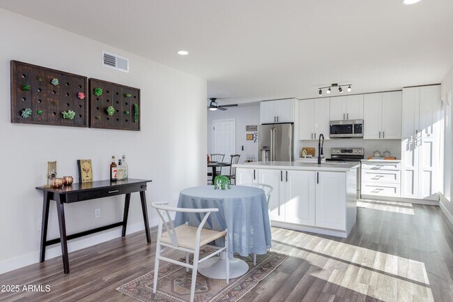 Building Photo - 2936 W Michelle Dr