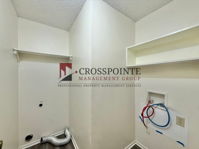 Building Photo - Available! 2 Bedroom 1 Bath Duplex in Longview!