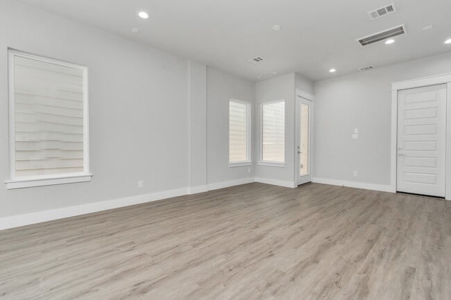 Building Photo - 5818 Burt St