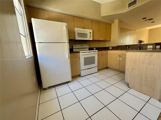 Building Photo - 2801 NE 185th St