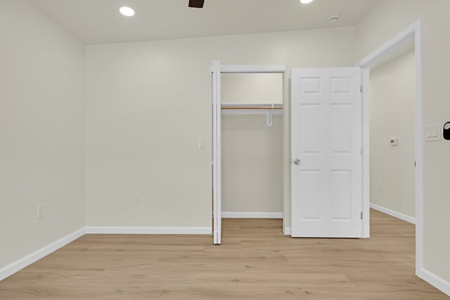 Building Photo - 207 E Valeska Rd
