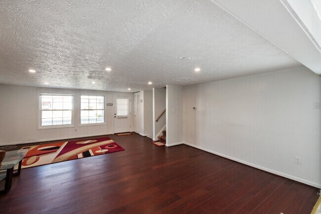 Building Photo - This beautiful well kept single-family hom...