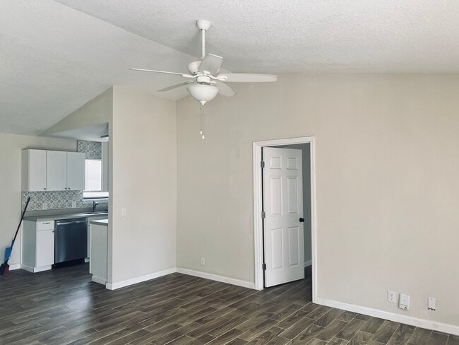 Building Photo - 103 Willow Lake Dr