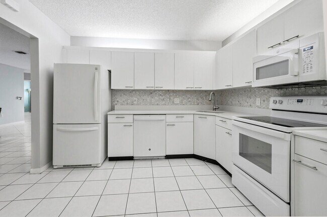 Building Photo - 5155 Europa Dr