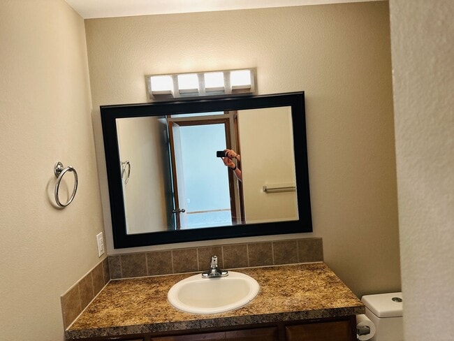 Building Photo - Charming Updated Property in Amazing Neighborhood