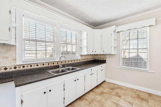 Building Photo - ELECTRICITY INCLUDED on this Renovated 2 B...