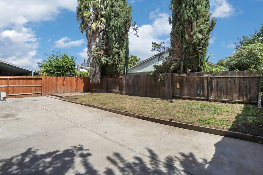 Building Photo - 2056 Middle River Dr