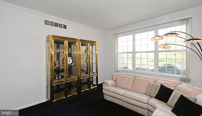Building Photo - 235 Pinecrest Ln