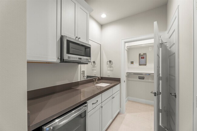 Building Photo - 2718 Grand Fountains Dr