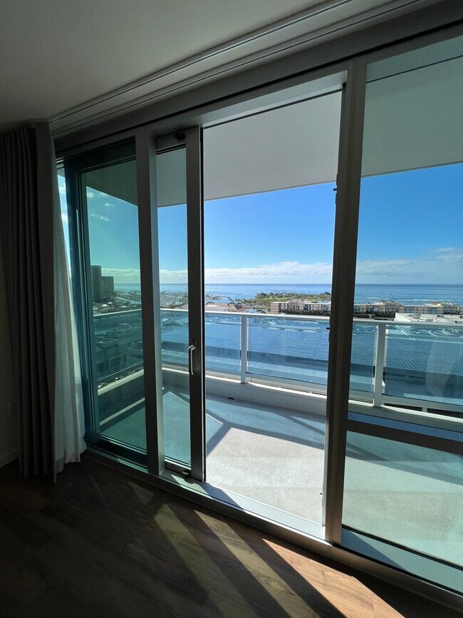 Building Photo - ** 2 BEDROOM 2 BATH** 2 covered PARKING, O...