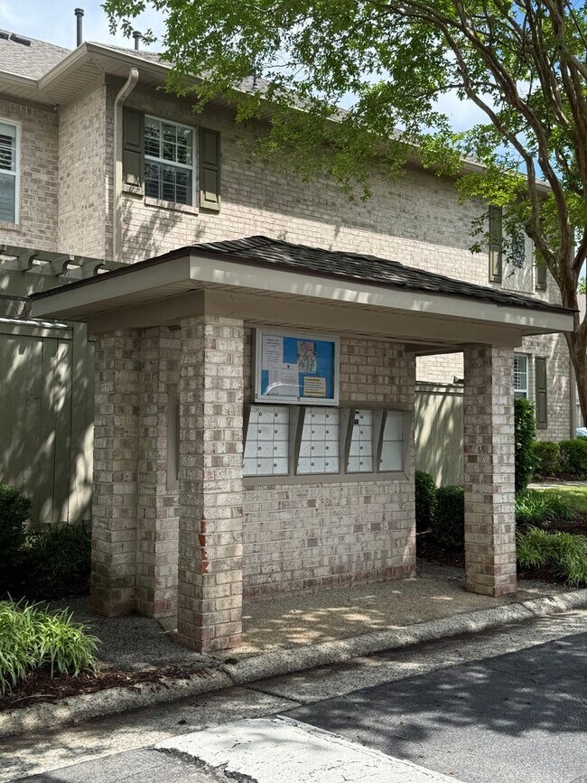Building Photo - 3BD/2.5BA Brick Townhouse in Chancellors W...