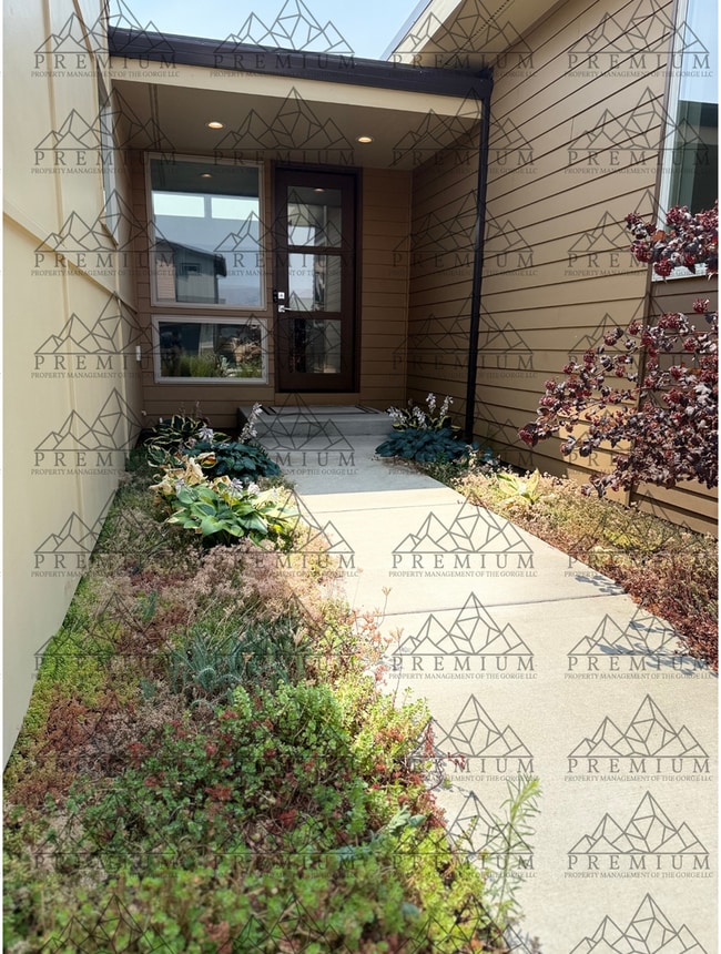 Building Photo - 3 BED 2 BATH FULLY FURNISHED HOME!!!