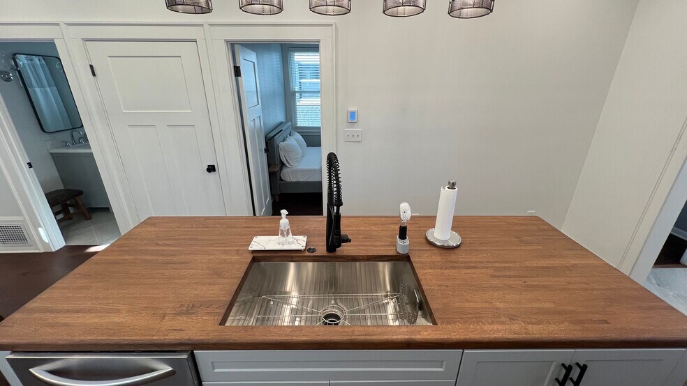 Building Photo - 3044 Minot Ave