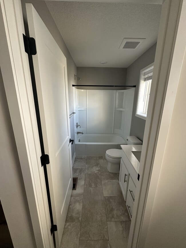 Building Photo - 2122 Ada Dr