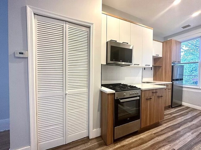 50 Jordan Ave 3L - 53 Jordan Ave