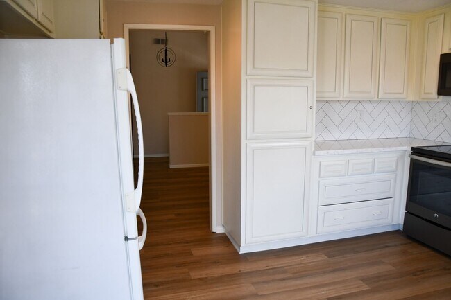 Building Photo - Newly remodeled and updated