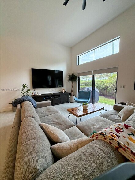 Building Photo - 913 NW 45th Ter