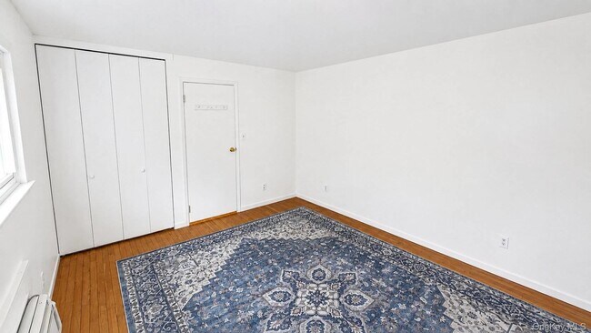 Building Photo - 5 Fishkill Glen Dr