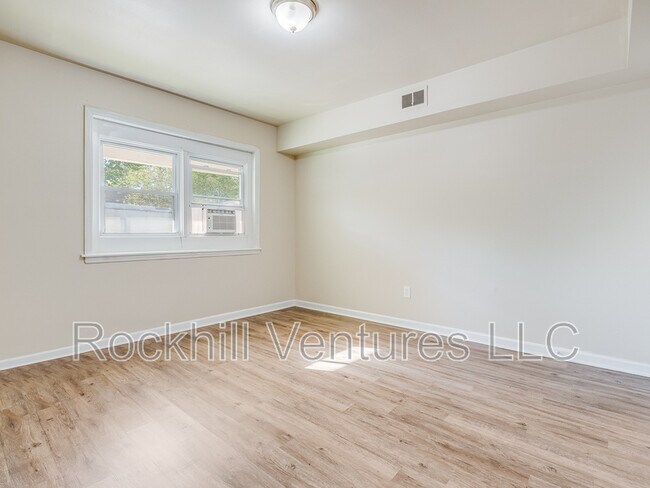 Building Photo - 6 Ronnie Ave