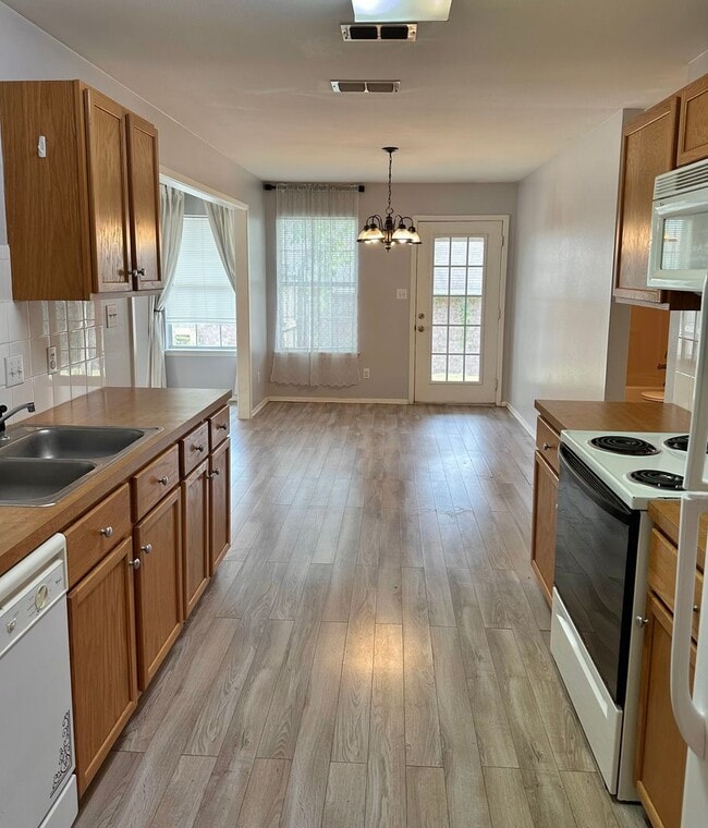 Building Photo - 2 Bedroom Home in Lindale ISD!