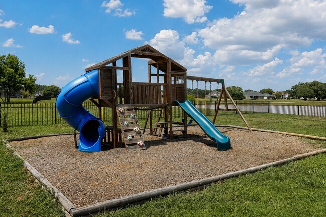 Building Photo - 527 Lily Ln