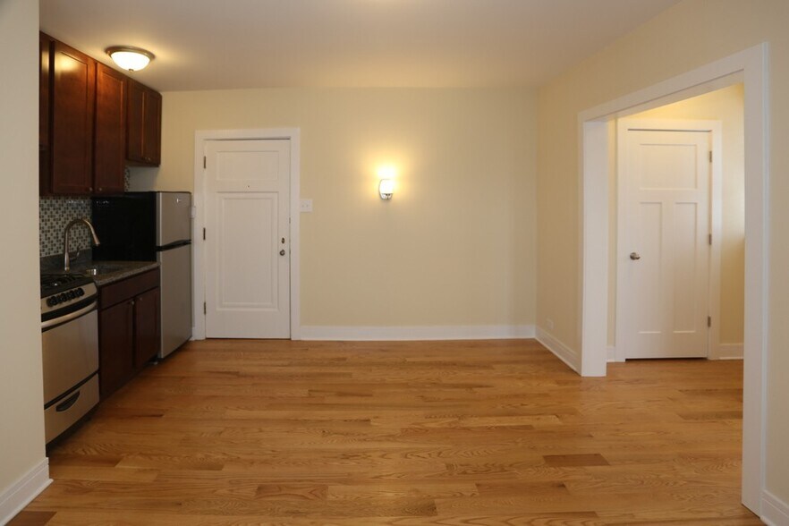 Building Photo - 4551 N Damen