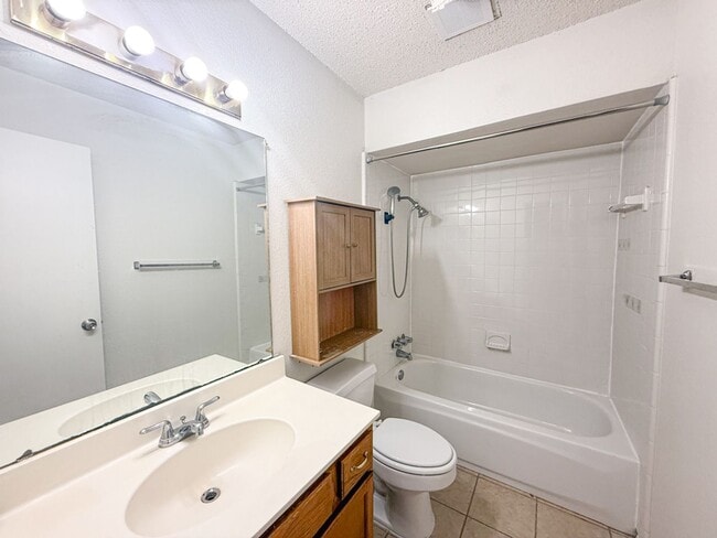 Building Photo - 612-614 Towne House Ln