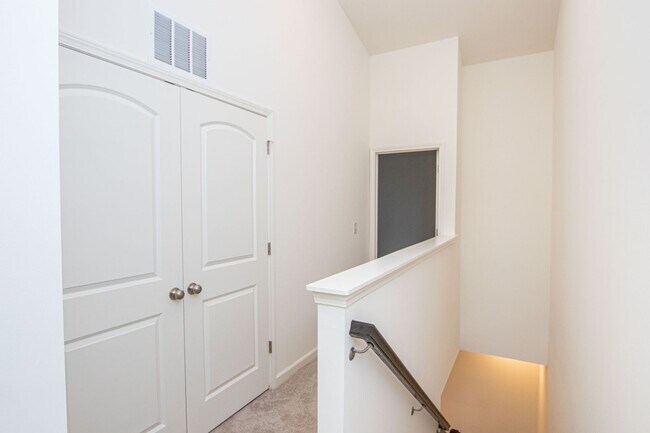 Building Photo - BEAUTIFUL 2 Bedroom Townhome in MIDLAND AVAILABLE JUNE 2026