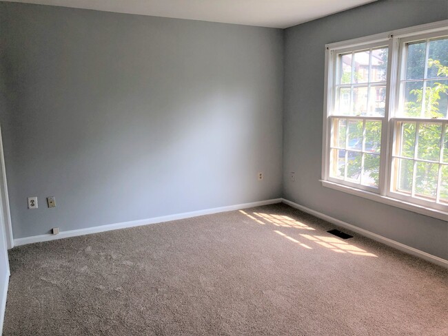 Building Photo - Updated Townhome Close to METRO