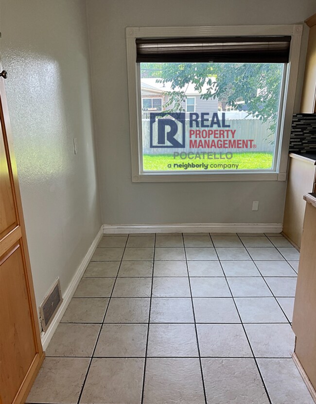 Building Photo - 3 Bedroom 1 bath - 1 car garage - "Pet Negotiable"