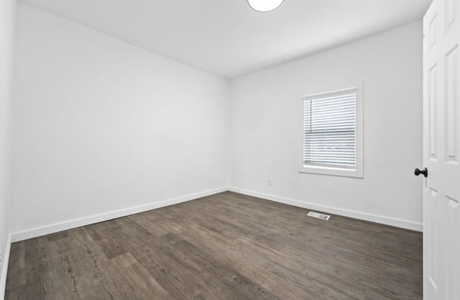 Building Photo - Charming 2BR Lebanon Home with Modern Updates & Large Yard