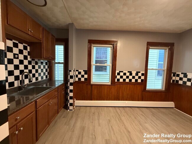 Building Photo - 2A Marshfield St