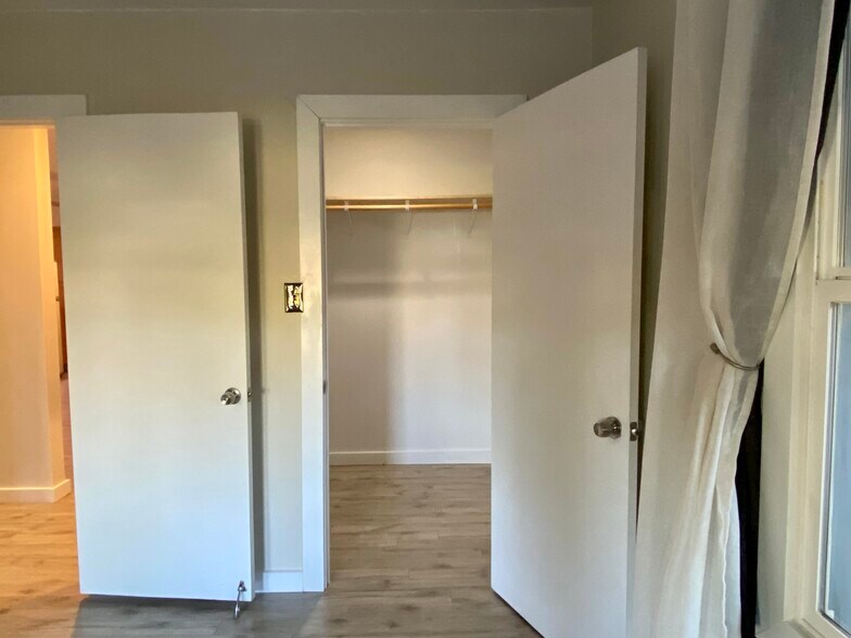 Building Photo - 1043 Sanborn Ave