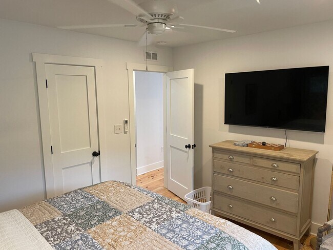 Building Photo - Old Village Cottage - 1.5 Blocks to Pitt Street Bridge