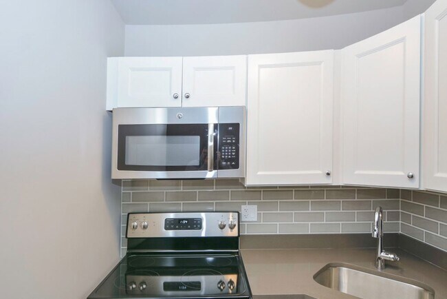 Building Photo - 817 W Lakeside Pl