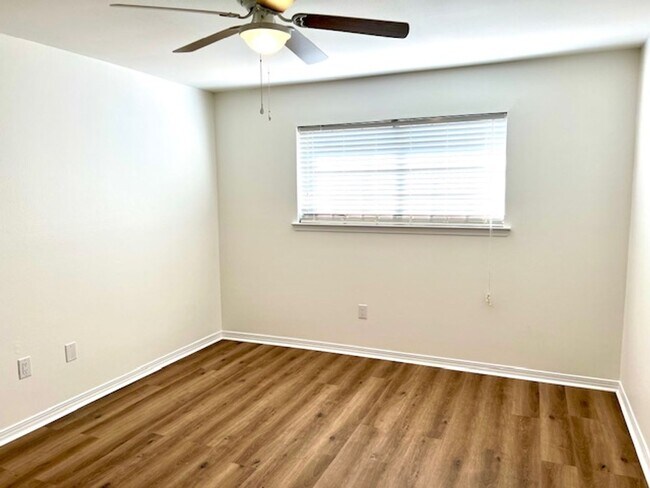 Building Photo - Corner lot in Huntleigh Woods