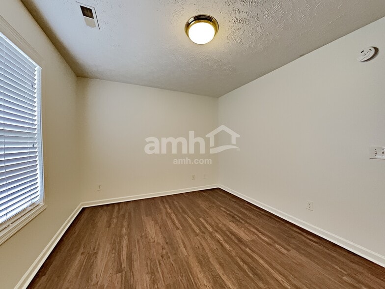 Building Photo - 3001 Mesquite Dr