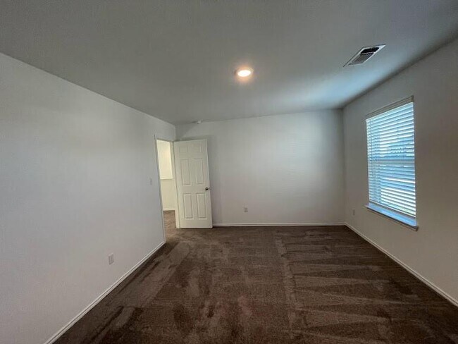 Building Photo - 640 Pickrell Lp