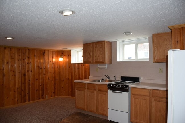 Building Photo - CUTE HOME IN SUGAR HOUSE / 2 CAR GARAGE / QUIET STREET