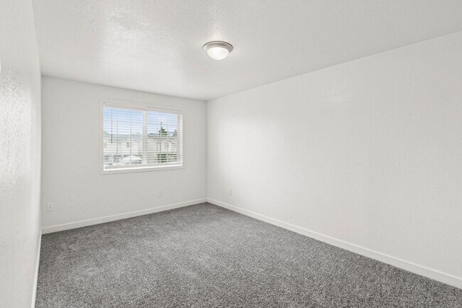 Building Photo - Evergreen Townhouses